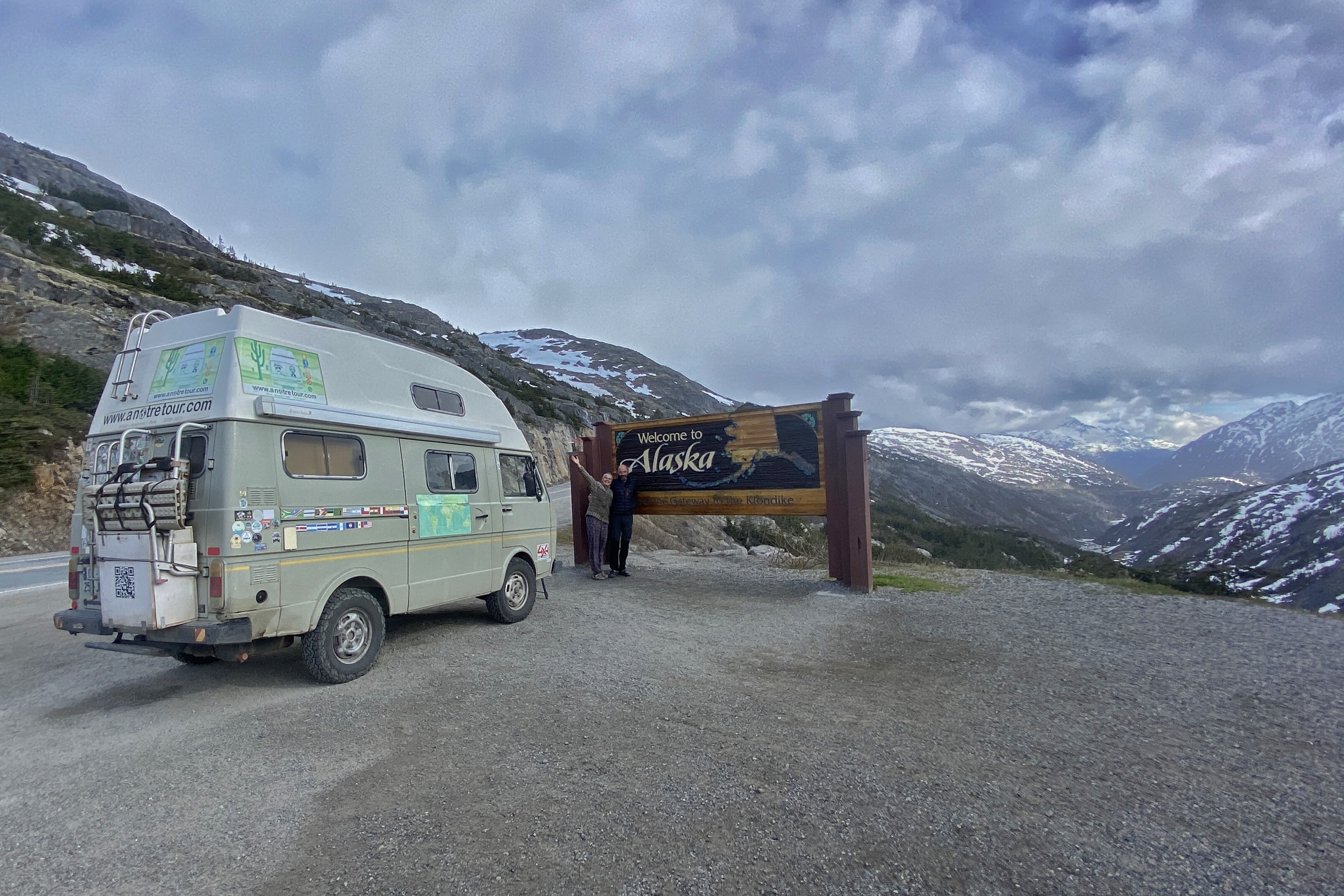 Oscar devant un panneau sur la route de l'Alaska